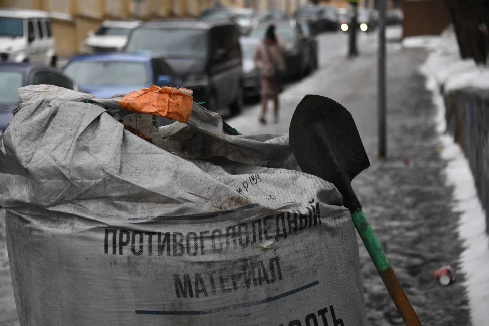 На дорогах и тротуарах образуется гололедица