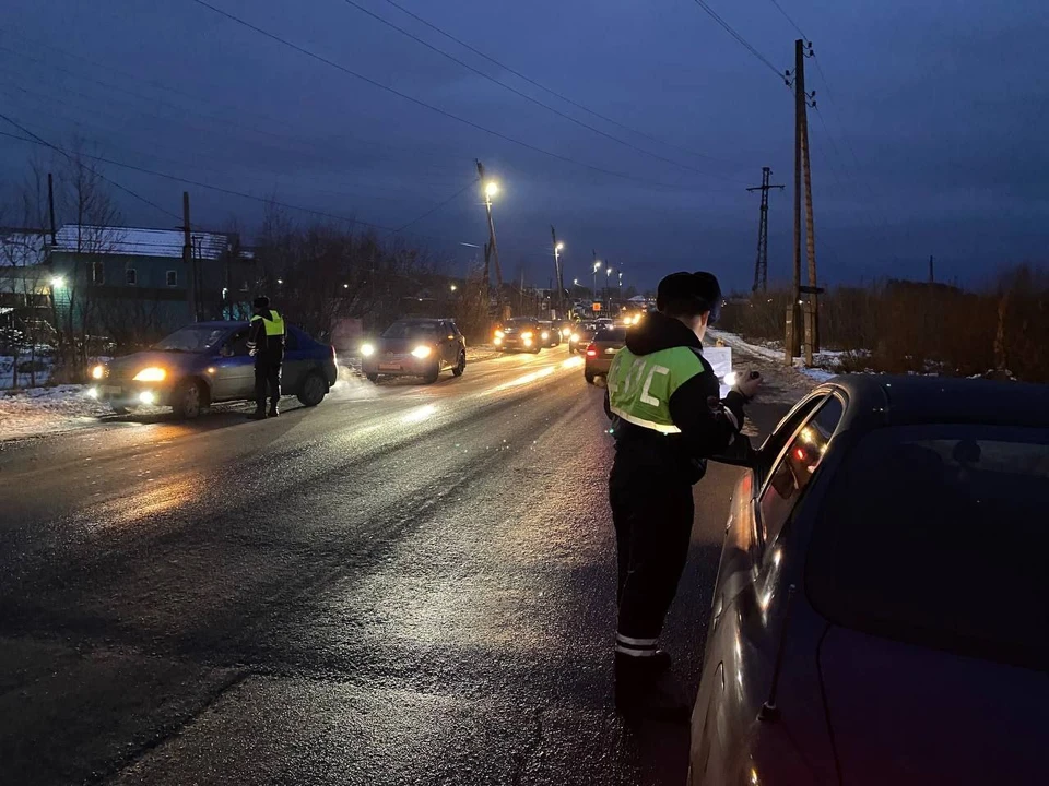 Свердловские полицейские проверяют водителей на трезвость. Фото: ГИБДД Свердловской области