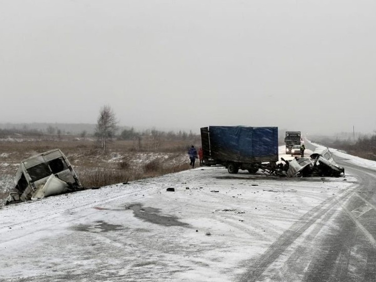 Водителя выкинуло из кабины: два человека погибли в страшном ДТП с  маршруткой по пути в Заринска из Новосибирска - KP.RU