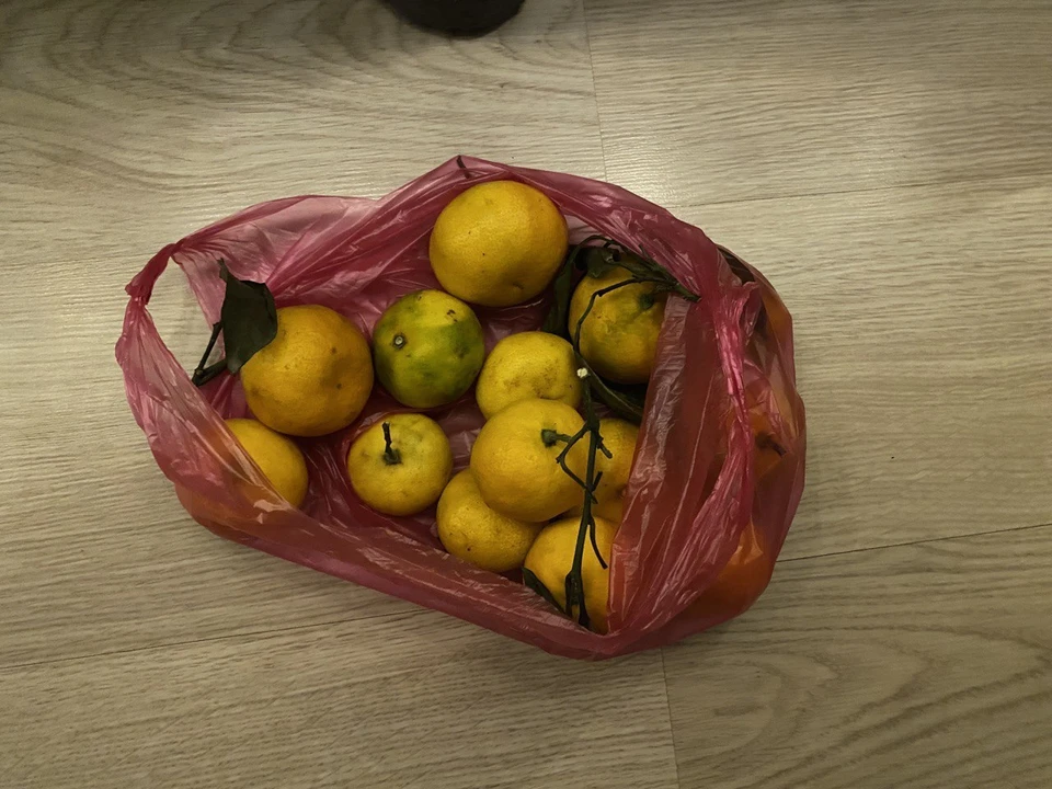 В Тюмени в преддверии Нового года мандарины подешевели в два раза.