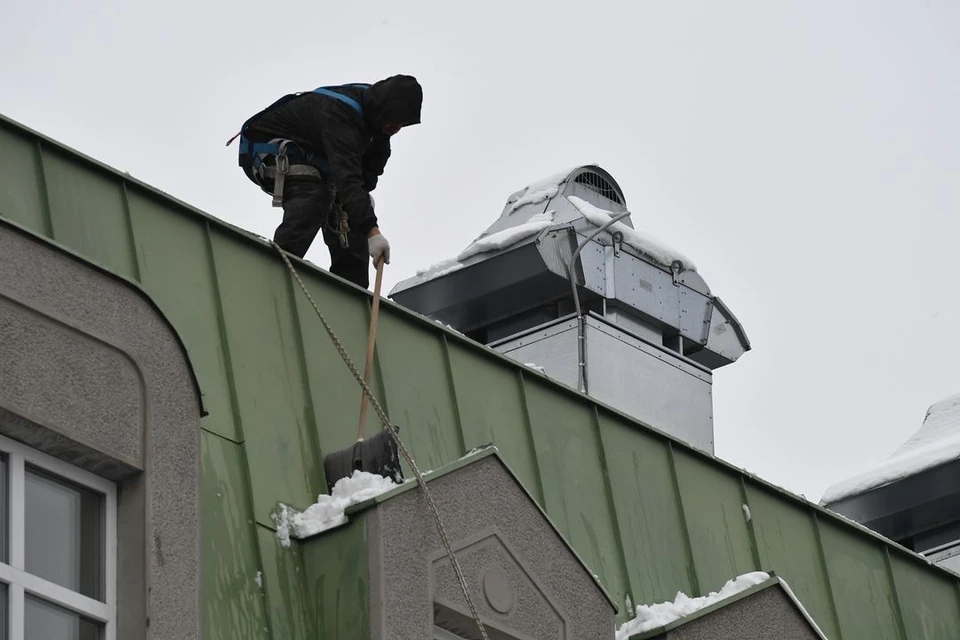 Под Новосибирском ураганный ветер снес крышу со здания школы.