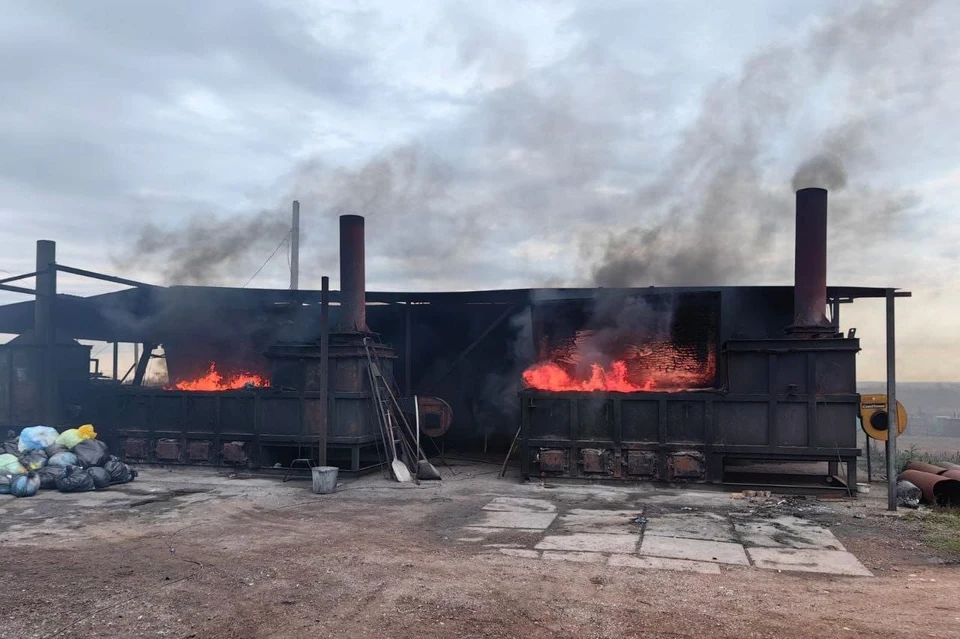 В Оренбурге организация сжигала медицинские отходы прямо на площадке возле Северо-Восточного района и поселка Степной. Фото: ТГ-канал Дениса Батурина