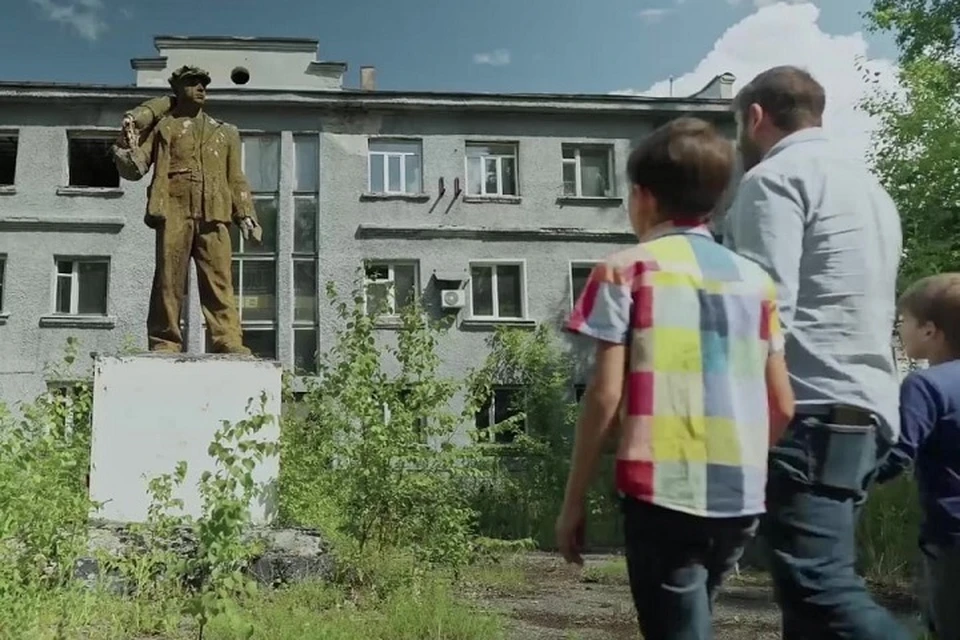 Лето 2023 г. Максим с сыновьями возле старого памятника у бывшей шахты "Физкультурник". Фото - архив семьи.