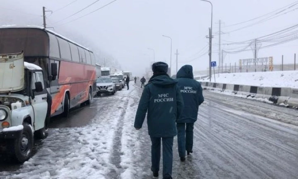 Для ожидающих проезда открыты пункты обогрева. Фото: пресс-службы ГУ МЧС по Северной Осетии.