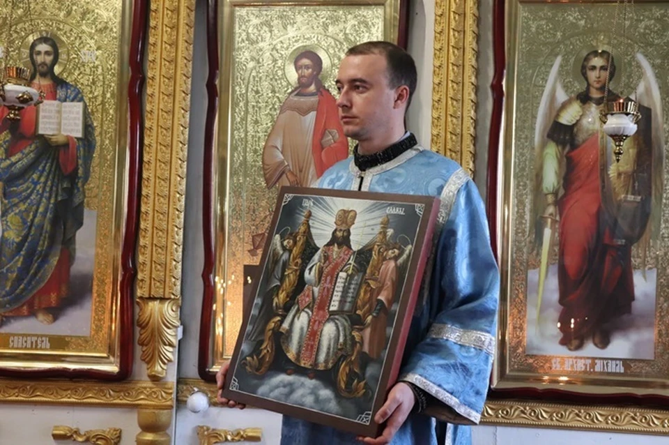 Омск передал Стаханову копии трех редких икон. Фото - правительство Омской области