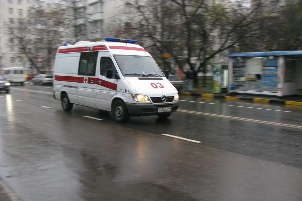 Жители Новосибирска заметили женщину, сидевшую на парапете балкона на 12 этаже.