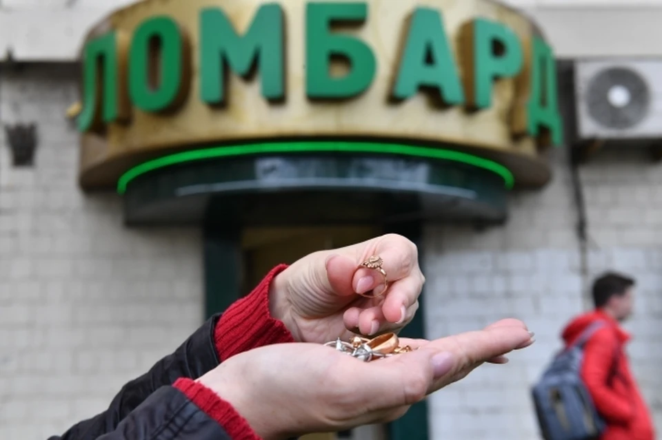 Все украшения женщина сдала в ломбард
