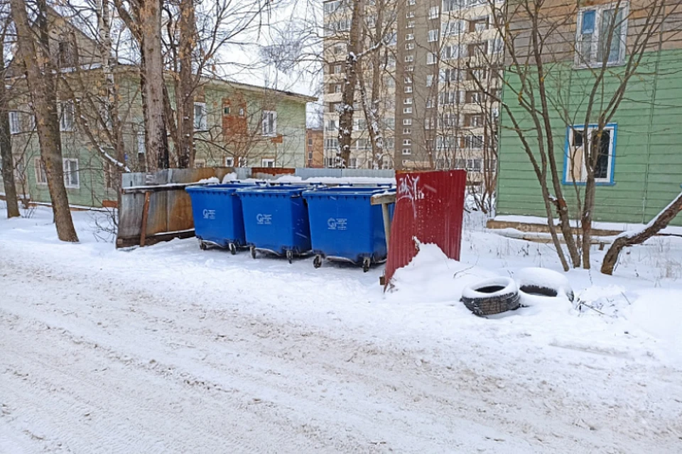 Старый контейнер. Выборы контейнер. Экология по контейнерам.