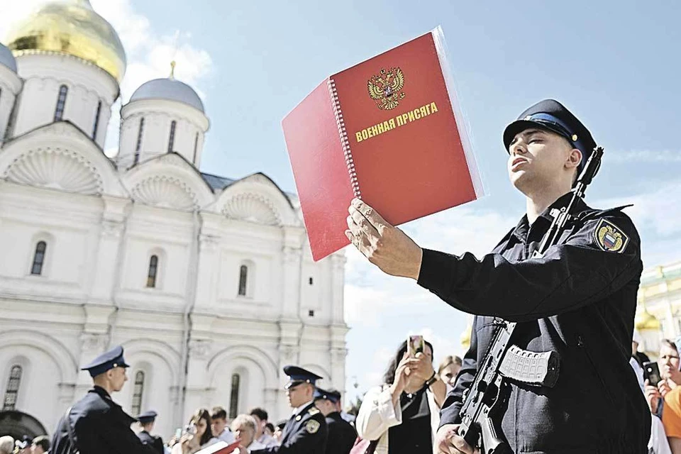 Военнослужащий Президентского полка ФСО России на церемонии принятия присяги на Соборной площади Московского Кремля.
