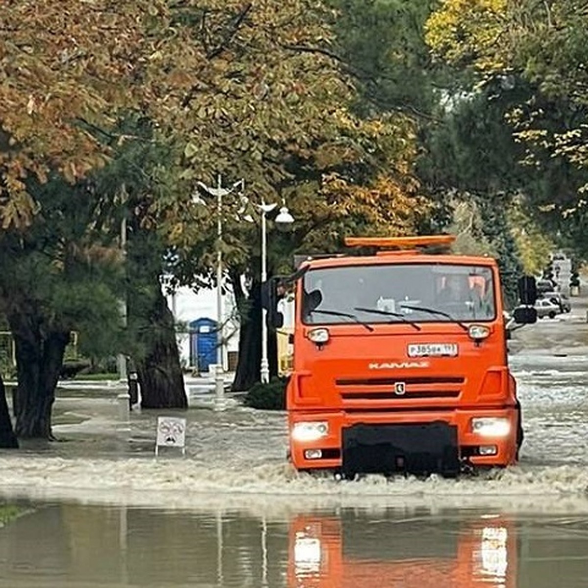 Река унесла автомобиль, размыло пляж. Последствия мощного ливня в  Геленджике 25 ноября 2023 - KP.RU