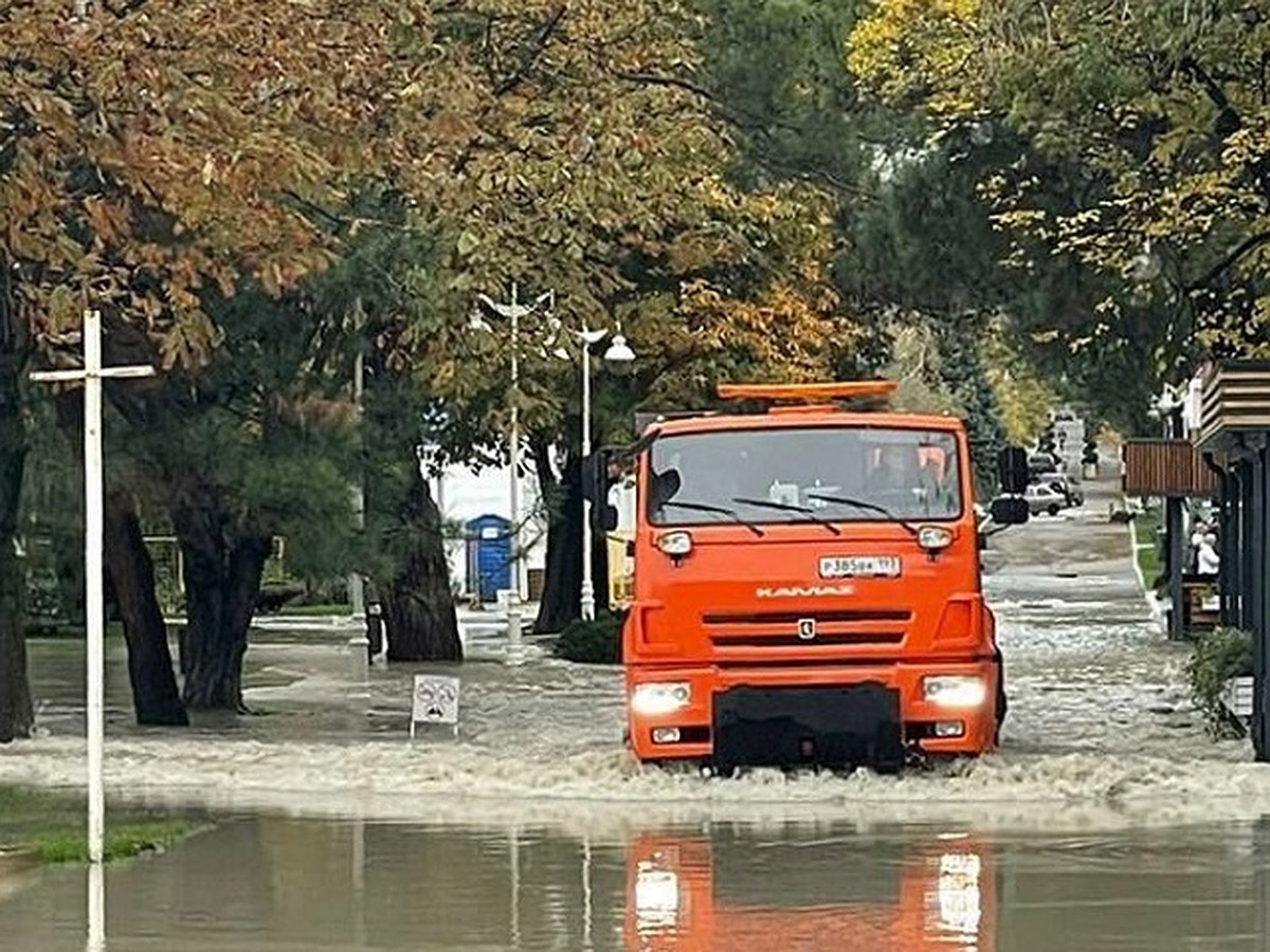 Река унесла автомобиль, размыло пляж. Последствия мощного ливня в  Геленджике 25 ноября 2023 - KP.RU