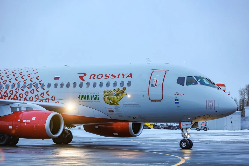 В Екатеринбург из Санкт-Петербурга прибыл Superjet 100 с логотипом музея и изображением скифского оленя. Фото: департамент информационной политики