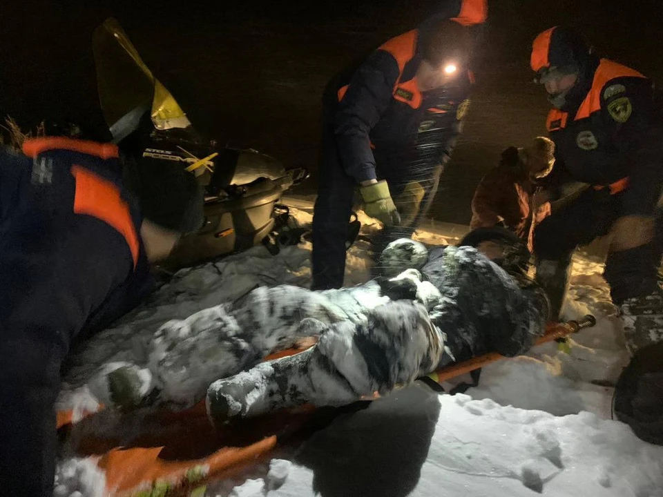 Мужчина получил переохлаждение после попадания в ледяную воду ручья. Фото: Служба спасения Якутии