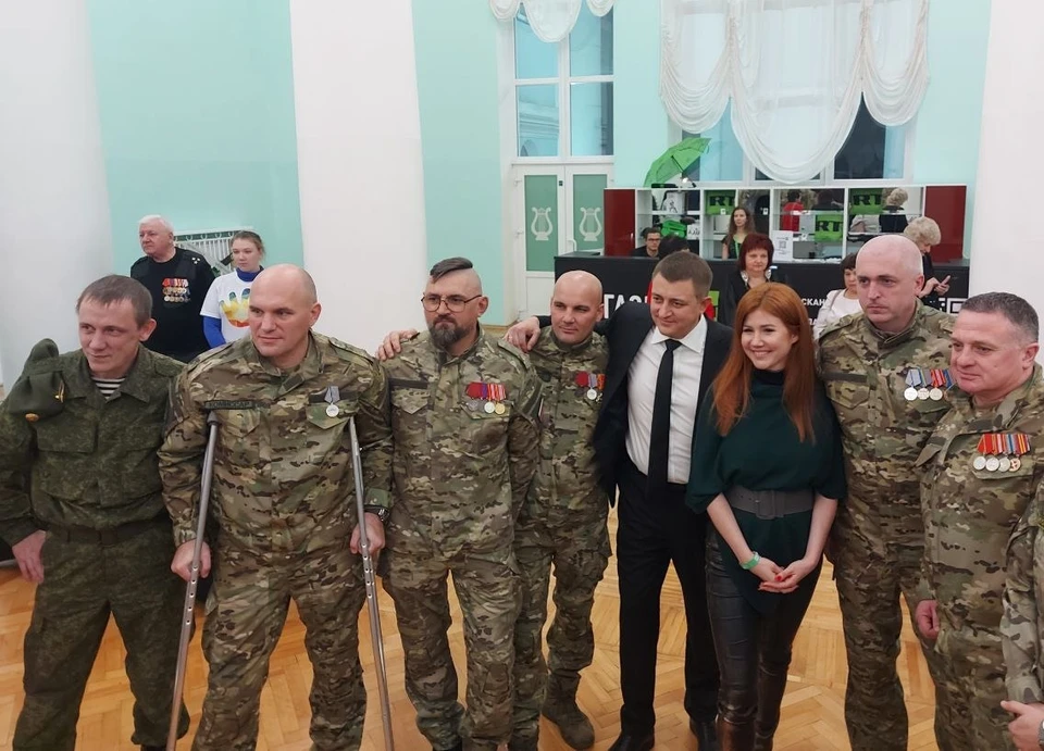 Бойцов приветствовали стоя