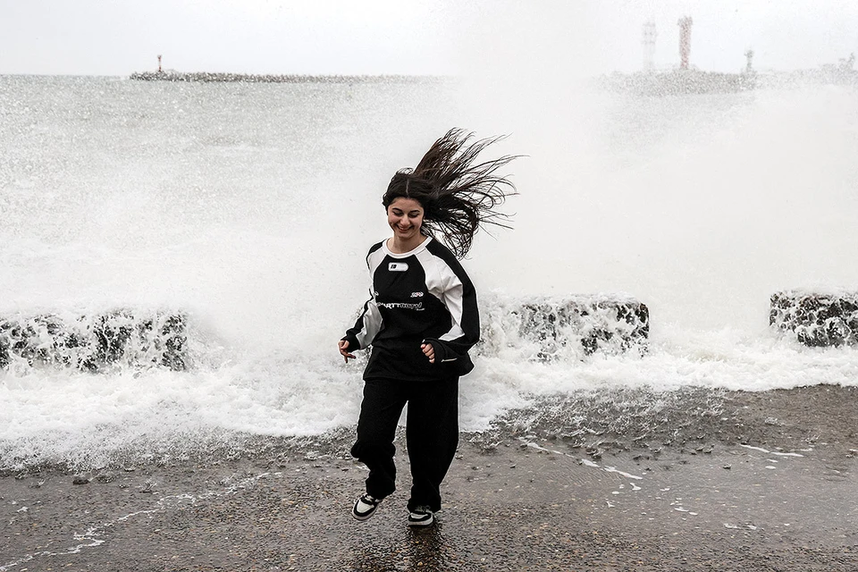 Сочи. Девушка на площади Южного мола во время шторма на Черном море. Фото: Дмитрий Феоктистов/ТАСС