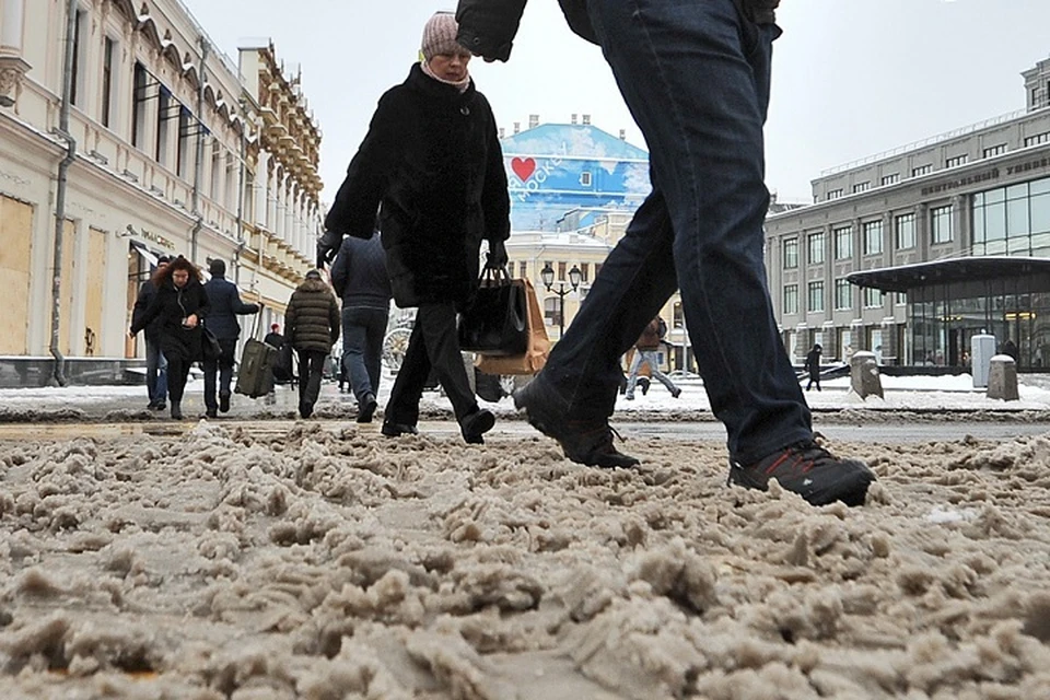 Подросток получил травму из-за наледи во дворе дома в Магаданской области