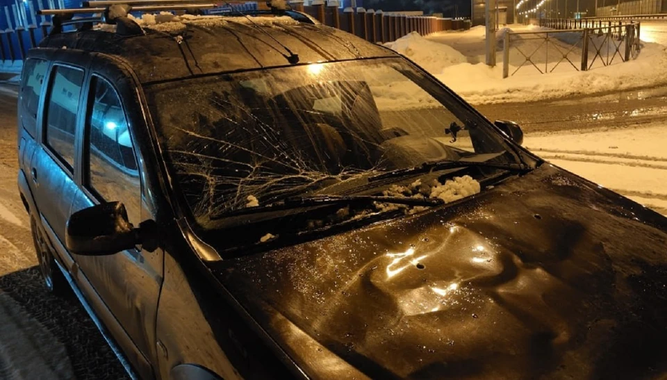Машина получила серьезные повреждения. Фото: Александр Бакланов.