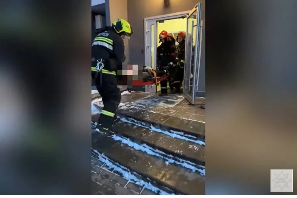 В Минске девушке, выпавшей из окна на козырек подъезда, помогли спасатели. Фото: стоп-кадр | видео МЧС.