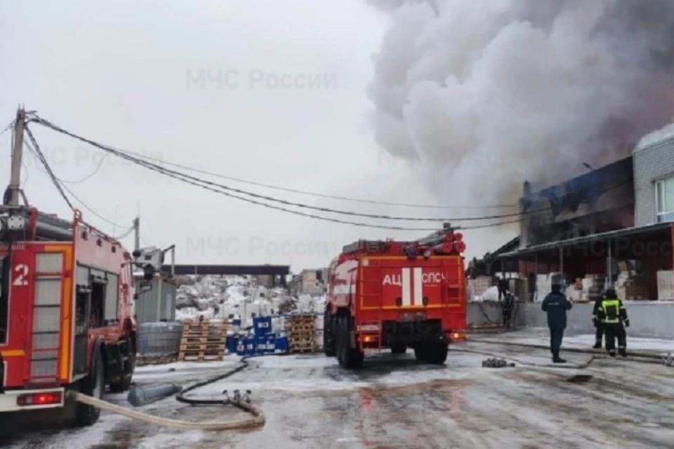 Спасатели локализовали пожар на складе картона в Ярославле