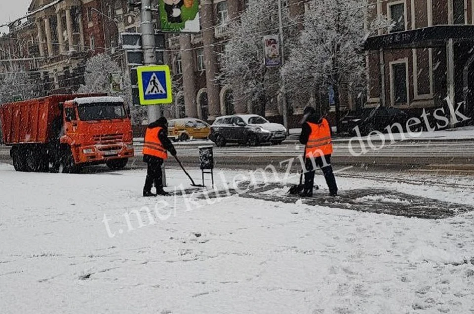 Коммунальные службы приступили к обработке противогололедными материалами и расчистке трасс, остановочных пунктов и пешеходных переходов в городе. Фото: ТГ/Кулемзин
