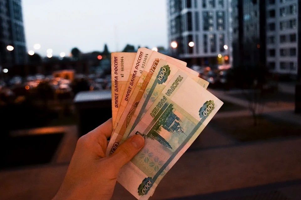 Сквозь пальцы: мужчина выхватил деньги из рук жительницы Магадана