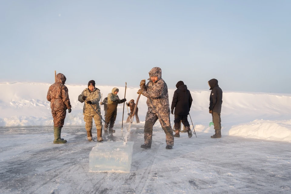 Глава Якутска и сотрудники мэрии на заготовке льда. Фото: пресс-служба окружной администрации города