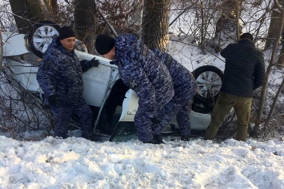 Росгвардейцы помогли открыть заблокированную дверь и вызволили мужчину из салона. Фото: пресс-служба Росгвардии Татарстана