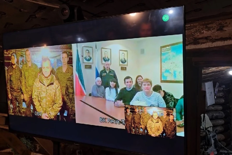 Они смогли обсудить бытовые вопросы, погоду дома и услышать слова поддержки. Фото: скриншот с видео Минобороны РФ