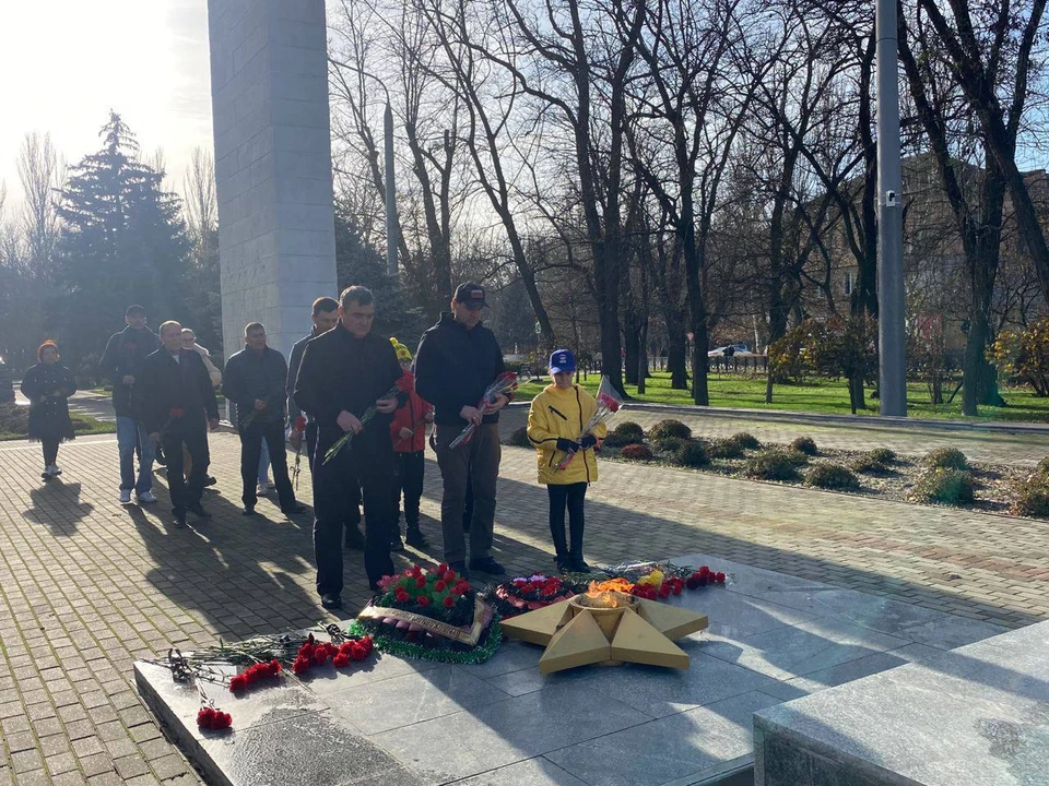 В Мелитополе в День неизвестного солдата возложили цветы к мемориалу «Братское кладбище». Фото - телеграм-канал Галины Данильченко