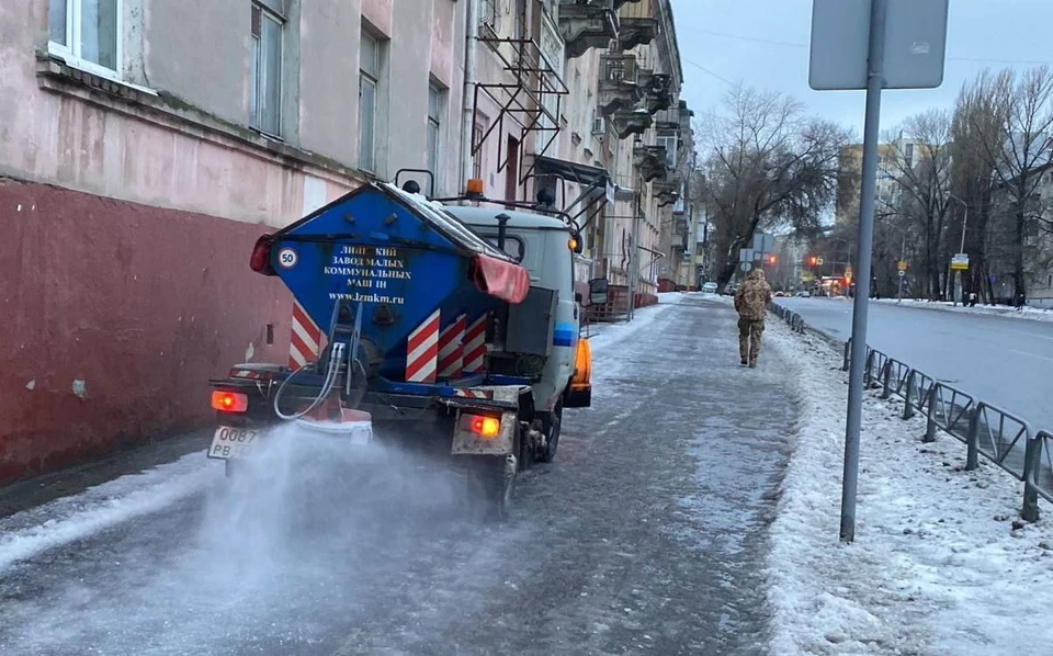 Коммунальные службы Саратова выполняют обработку тротуаров и пешеходных зон (фото: пресс-служба комитета дорожного хозяйства, благоустройства и транспорта региона)