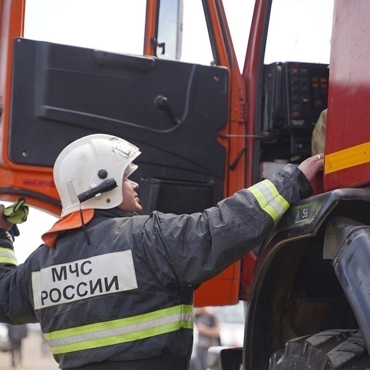 В Новосибирске на улице Советской загорелась заведенная машина - KP.RU