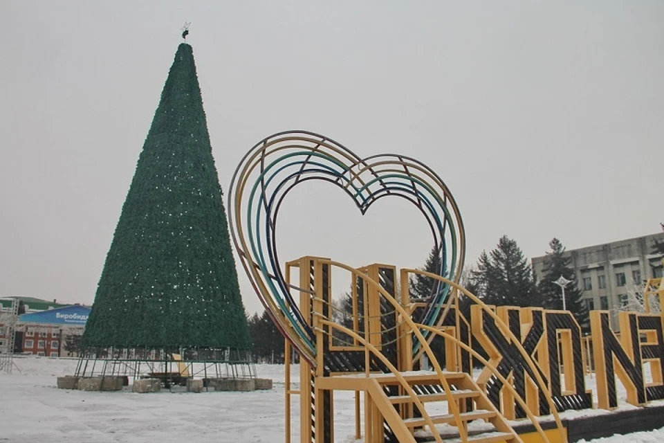 Не хватает мишуры: площадь Ленина в Биробиджане украсило 25-метровое новогоднее дерево