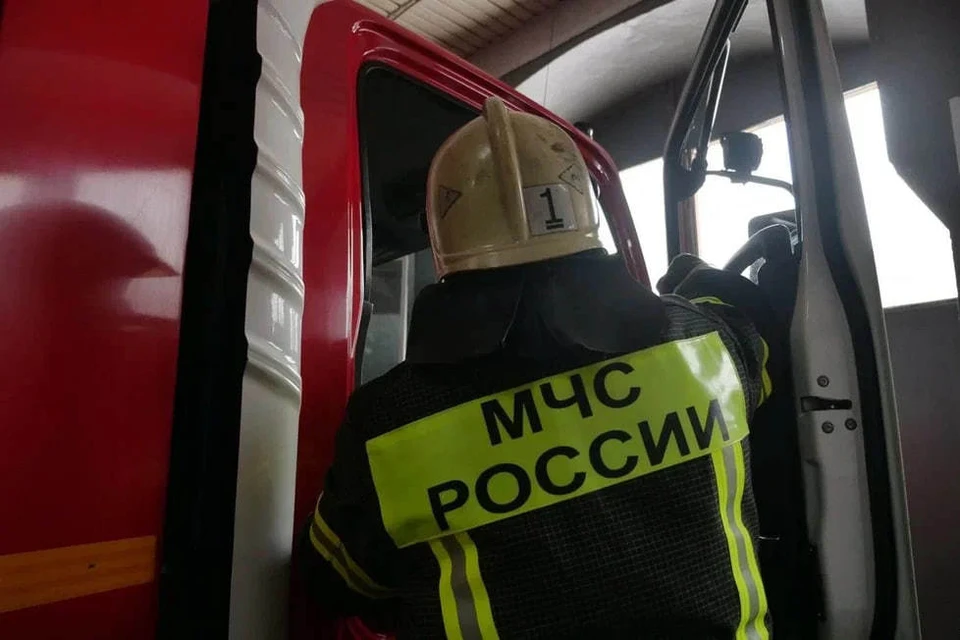 На место выезжали пожарные и бригада скорой медицинской помощи
