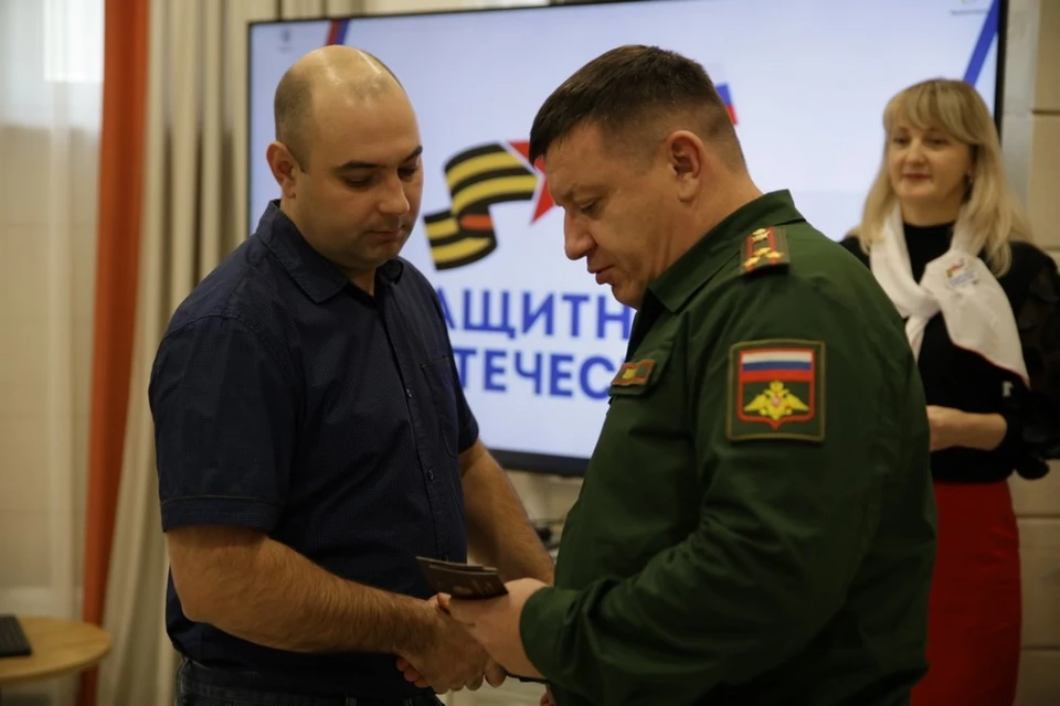 Участникам СВО вручили удостоверения ветеранов боевых действий. Фото - пресс- служба АПК.