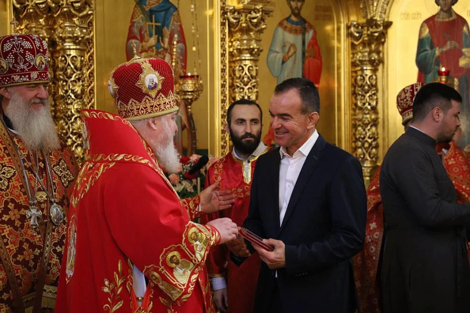 Губернатор Краснодарского края посетил праздничное богослужение в Свято-Екатерининском кафедральном соборе. Фото: пресс-службы администрации Краснодарского края.