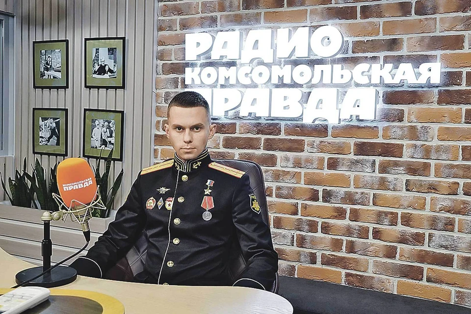 На вручение «Золотой Звезды» к министру обороны Олег прибыл в зеленом пехотном кителе, а в студию Радио «КП» - уже в черном морском. Имеет право - служит в береговой обороне.