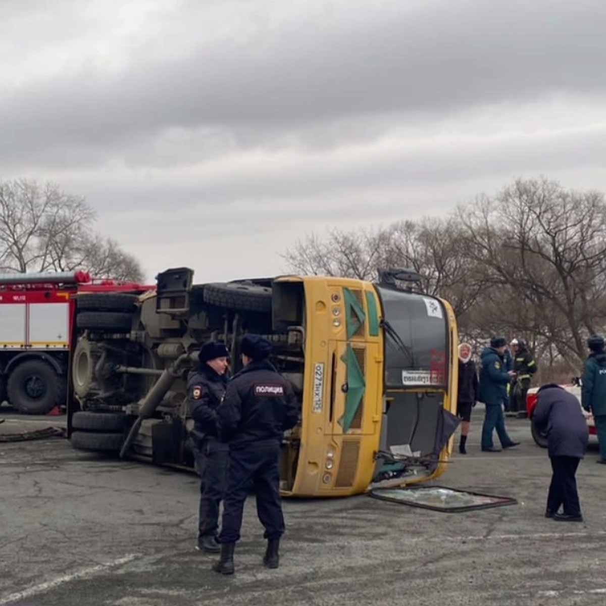 Автобус с двумя десятками школьников перевернулся в Приморье - KP.RU