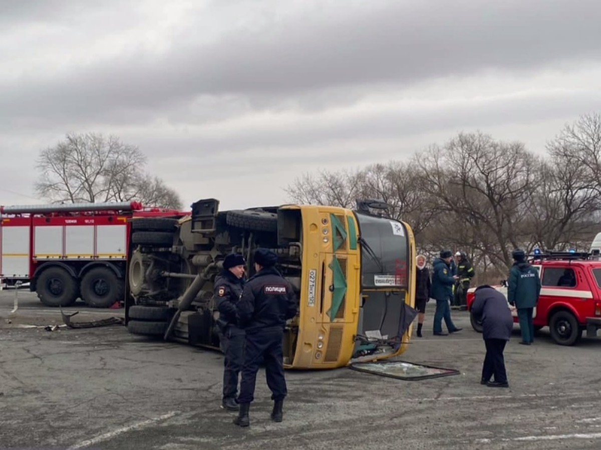 Автобус с двумя десятками школьников перевернулся в Приморье - KP.RU