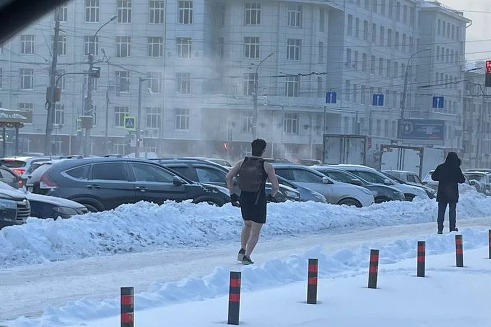 В Новосибирске мужчина в шортах устроил пробежку в -36 градусов. Фото: Игорь Кузнецов.