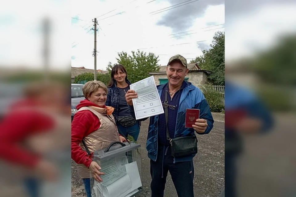 В целях безопасности на референдуме и на сентябрьских выборах жители ДНР голосовали на придомовых территориях. Фото: ТГ/Кулемзин