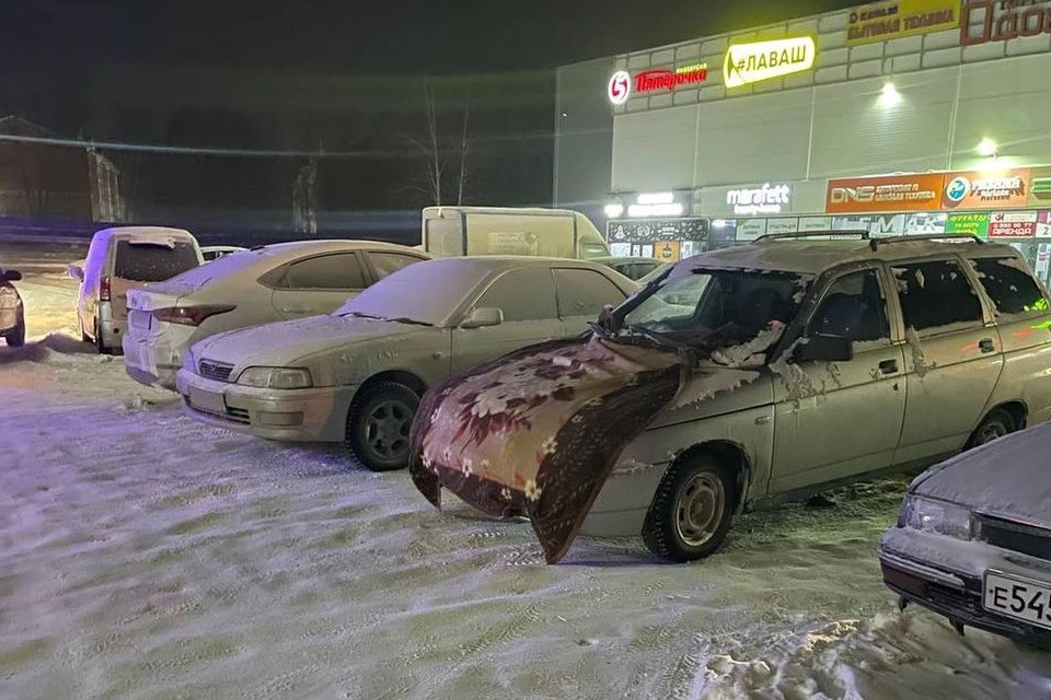 Жители Новосибирска спасают свои авто от аномальных морозов.