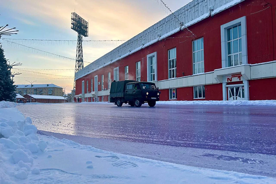 В Кемерове появился каток с сиреневым льдом.