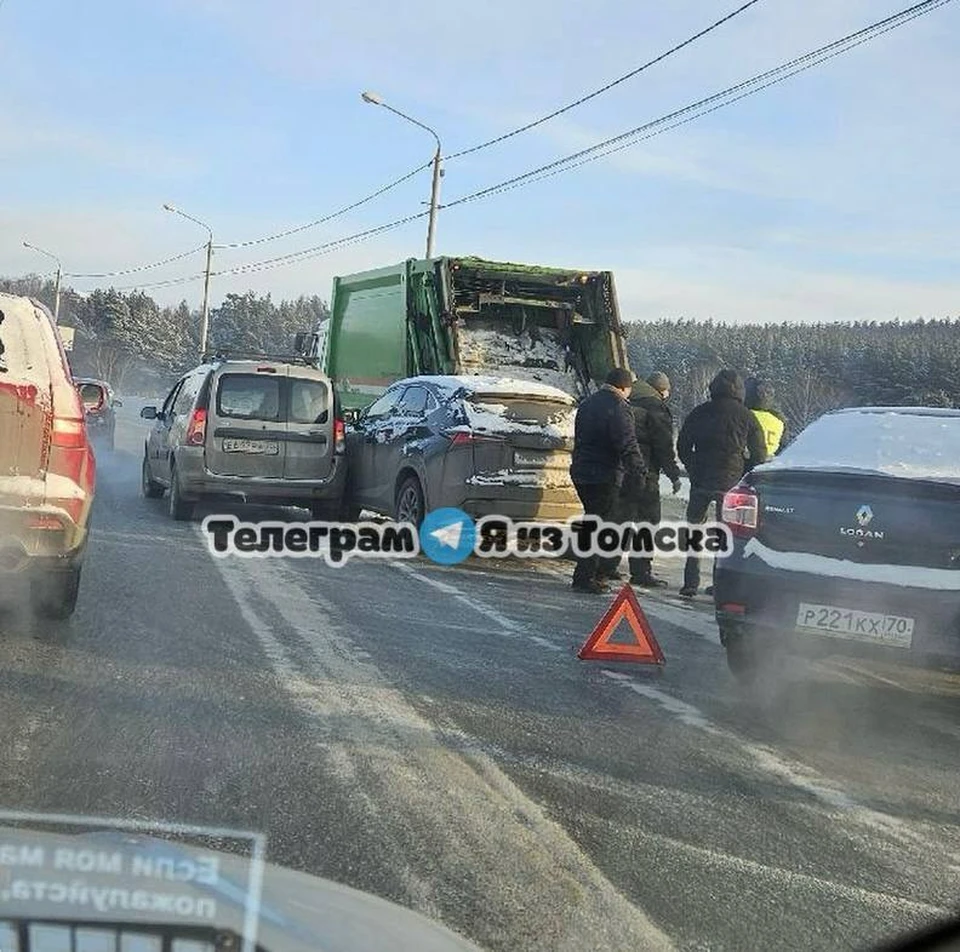 В сторону Зеленых горок образовалась пробка. Фото: Telegram-канал «Я из Томска»