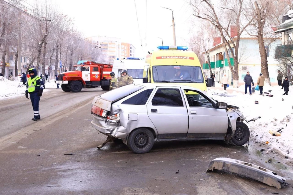Водитель легковушки не справился с управлением и столкнулся с общественным транспортом.