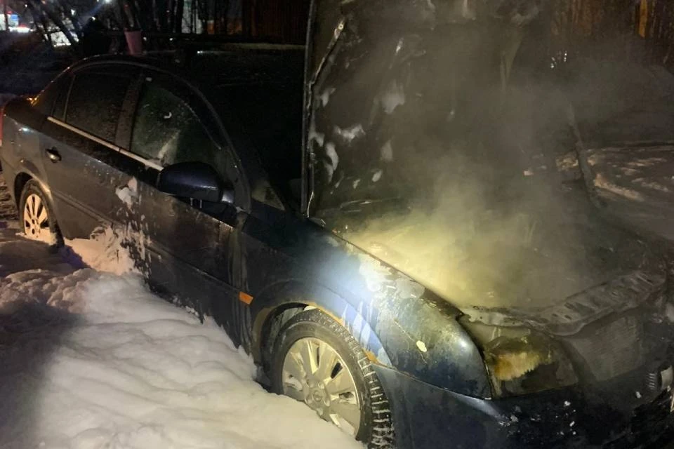 У машины полностью выгорел моторный отсек. Фото: vk.com/murman01