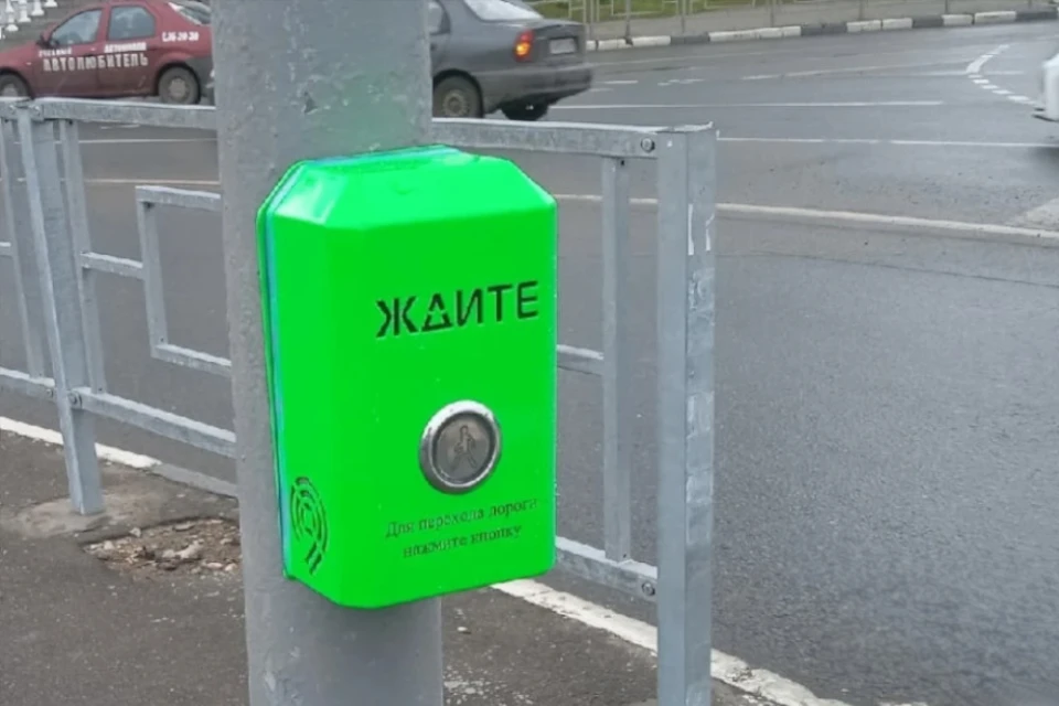 На площади Гагарина монтируют "умные светофоры".