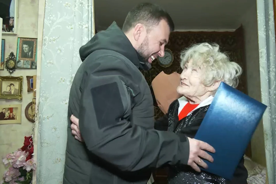 Глава ДНР приехал поздравить Лидию Качалову. Фото: скриншот с видео