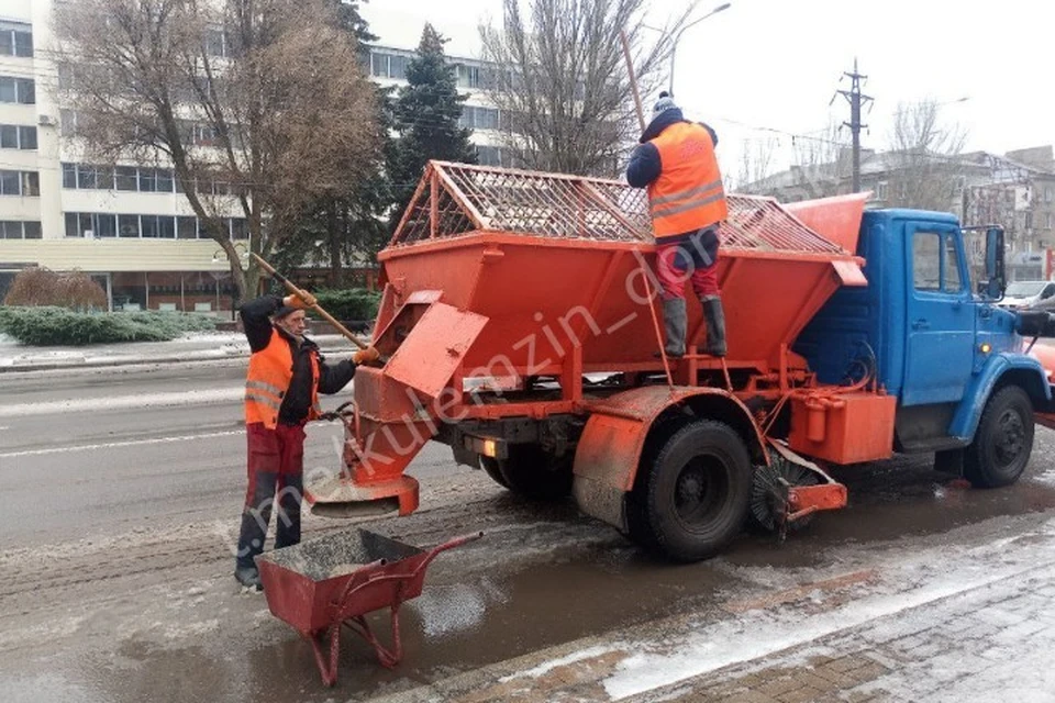 В борьбе со стихией задействованы и коммунальные предприятия Донецка. Фото: Телеграм / Алексей Кулемзин