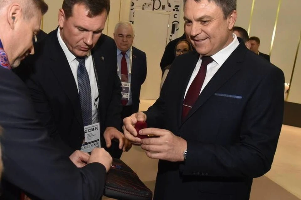 Награду главе Луганской народной республики вручил вице-премьер Крыма Георгий Мурадов. ФОТО: тг-канал Леонида Пасечника
