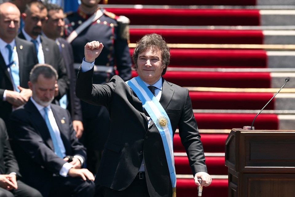 Уходящая вице-президент показала неприличный жест, а Зеленский получил еврейский подсвечник: Как прошла инаугурация президента Аргентины